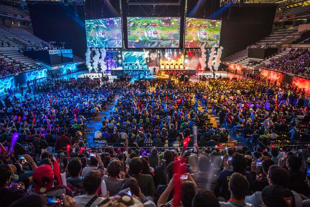 通过支持与 通过支持与