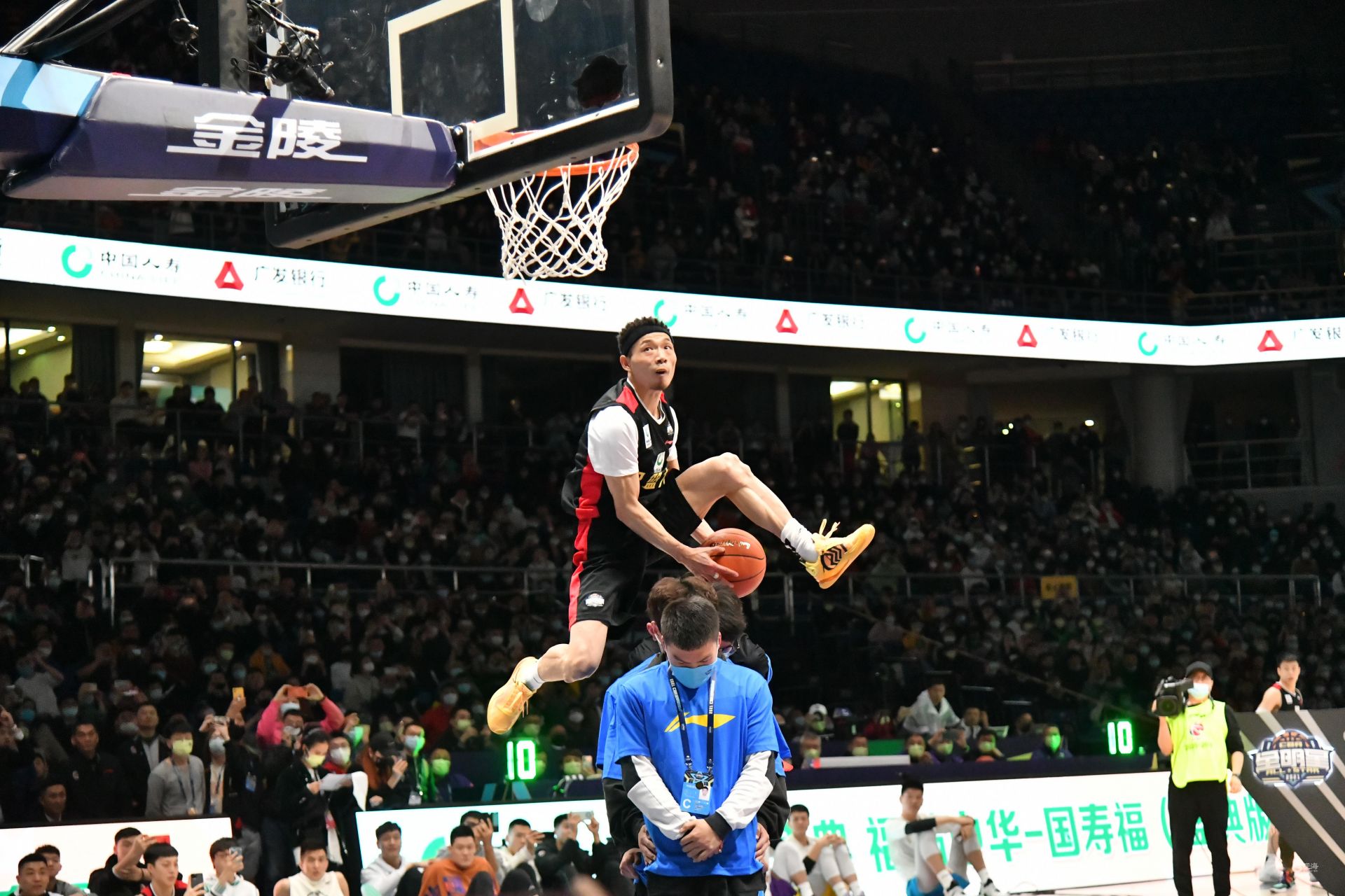 锁定强强对